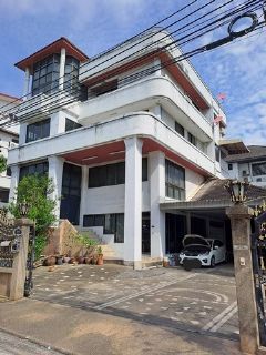 บ้าน หมู่บ้านศรีวรา 4Bedroom4น้ำ 30000000 thb ใกล้กับ เลียบด่วนเอกมัย-รามอินทรา ทำเลนี้ห้ามพลาด กรุงเทพ