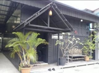 ให้เช่าบ้านเดี่ยวชั้นเดียว 54 ตรว. ลาดพร้าว 134 เหมาะทำออฟฟิศ หรือสตูดิโอ อยู่อาศัยก็ได้ จอดรถ 5-6 คัน ใกล้รถไฟฟ้าสถานีบางกะปิ
