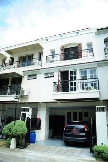 ปาล์มสปริงส์ ถนนมหิดล ทาวน์โฮม 3 ชั้น  ให้เช่า 22,000 บาท/เดือน