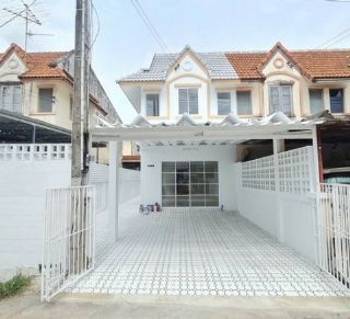 ขายทาวน์โฮม2ชั้น หมู่บ้านอีสเทริน์แลนด์เฮ้าส์1 รีโนเวทแล้ว มีพื้นที่ด้านข้าง ใกล้วัดเครือศรัทธาธรรม ราคาถูก ชากค้อ-หนองยายบู่ ศรีราชา ชลบุรี