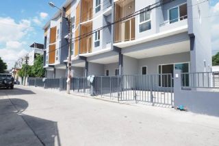 EPL-HS0869 ขายทาวน์โฮม Modern loft 3 ชั้น สร้างใหม่หลังมุม เฉลิมพระเกียรติ ร.9 ซอย 14 โครงการล้ำเลิศ ทาวน์โฮม พื้นที่ใช้สอย 160 ตรม