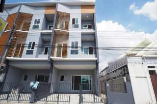 ขายทาวน์โฮม 3 ชั้น Modern loft สร้างใหม่ 21 ตรว. 3 ห้องนอน เฉลิมพระเกียรติ ร.9 ซอย 14 ทาวน์โฮมมือหนึ่ง กู้เต็ม ฟรีโอน