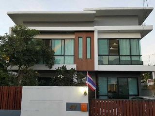 ขายบ้านเดี่ยว 2 ชั้น 98 ตรว. 5 ห้องนอน ย่านโชคชัย 4 ลาดพร้าว เลียบด่วน พร้อมเฟอร์นิเจอร์ ใกล้ทางออกถนนเลียบด่วน รามอินทรา