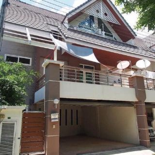 BH2438 ให้เช่าทาวน์โฮม 2ชั้น หน้ากว้า 9 เมตร ทำเป็นยูนิตเดียว โครงการเมอริทเพลส ลาดพร้าว 87