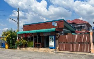 ขายบ้านเดี่ยวพร้อมที่ดิน 100 ตร.ว. แถมร้านกาแฟ หน้าหมู่บ้านพระปิ่น5 ( แปลงลุงเริ่ม ) ถนนกาญจนาภิเษก ถนนเอกชัย-บางบอน กรุงเทพมหานคร