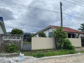 สุดคุ้ม บ้านพร้อมที่ดิน ในตัวเมืองของ  (จ.ระนอง)เนื้อที่กว้าง15เมตร ยาว25เมตร หรือ 93.75ตารางวา
