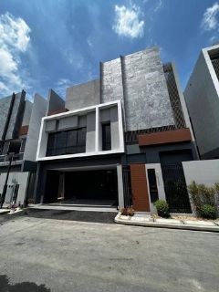 LV52385 ให้เช่า บ้านหรูเดี่ยว 3 ชั้น Bugaan กรุงเทพกรีฑา ใกล้นานาชาติ Brighton and Wellington หลังบ้านติดสวนเชื่อม Club house
