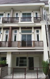 ให้เช่า ทาวน์โฮม 3ชั้น ย่านเลียบด่วน โครงการพรีเมียมเพลส9 สุคนธสวัสดิ์27 พื้นที่ 180 ตรม.3 ห้องนอน 4 ห้องน้ำ เครื่องปรับอากาศ 5 เครื่อง