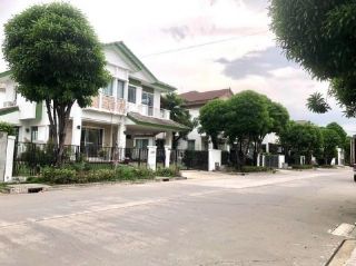 ให้เช่า-ขายบ้านเดี่ยว ใกล้เมกะบางนา หมู่บ้านมัณฑนา อ่อนนุช-วงแหวน 2 บ้านติดถนนเมนโครงการ 3 ห้องนอน 3 ห้องน้ำ  พื้นที่ใช้สอย 200 ตรม.