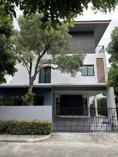 ให้เช่า-ขายบ้านเดียว 3 ชั้น ใกล้สวนหลวง ร.9 โครงการ บ้านลุมพินี สวนหลวง ร.9 พื้นที่ใช้สอย 310 ตรม. 4 ห้องนอน 4 ห้องน้ำ เฟอร์พร้อมอยู่