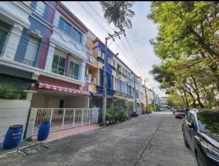 ขายทาวน์โฮม 3ชั้น บ้านกลางเมือง บริติชทาวน์-ศรีนครินทร์ ใกล้เซ็นทรัลบางนา บิ๊กซีศรีนครินทร์ พร้อมเฟอร์นิเจอร์บิวท์อินน์