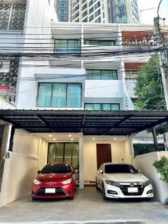 ให้เช่าและขาย ทาวน์โฮม 4 ชั้น  ซอยสาทร 21 ใกล้ BTS สะพานตากสิน  พื้นที่ใช้สอย 320 ตารางเมตร  6 ห้องนอน 7 ห้องน้ำ   หน้ากว้าง 6 เมตร