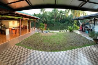 ขายบ้านเดี่ยวชั้นเดียว หน้าบ้านติดถนน หลังบ้านติดริมคลองจินดา สามพราน มีท่าน้ำส่วนตัว น้ำไม่เคยท่วม ใกล้ถนนเพชรเกษม บรรยากาศน่าอยู่ คลาสสิค