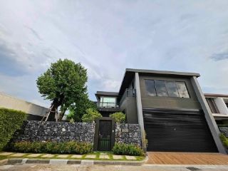 ขายบ้านเดี่ยวเดอะแกรนด์ ปิ่นเกล้า พร้อมที่จอดรถแบบการาจ โครงการริมถนนบรมราชชนี เชื่อมถนนราชพฤกษ์-ตลิ่งชัน