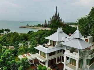 LV52572 ขาย บ้านหรูติดทะเลพัทยาเหนือ บ้านพร้อมที่ดินบนทำเลที่ดีที่สุดบนหาดวงศ์อมาตย์ ติดปราสาทสัจธรรม