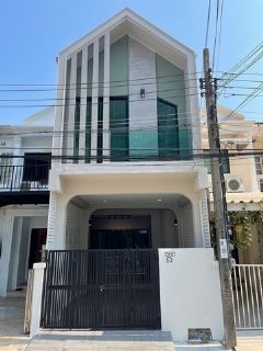 LV52655 ขาย ทาวน์เฮ้าส์ 2 ชั้น หมู่บ้านพรประดิษฐ์ สุขุมวิท 50 ตรงข้าม คอนโด พันดาว ใกล้ BTS อ่อนนุช