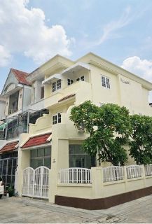 รหัสC7139 ให้เช่าทาวน์โฮม 3ชั้น ย่านลาดพร้าวโชคชัย 4 บ้านหลังมุม เหมาะทำโฮมออฟฟิศและพักอาศัย