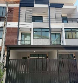 ขายทาวน์โฮม 3 ชั้น ซิกเนเจอร์ ถนนวัชรพล ทำเลดีเยี่ยม ใกล้ทางด่วน เนื้อที่ 17 ตรว 3นอน 3น้ำ บ้านหันทิศเหนือ