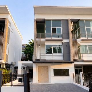 ให้เช่าทาวน์โฮม 3 .5 ชั้นแปลงมุม 4 ห้องนอน นาคนิวาส 48 ลาดพร้าว71 รีโนเวทแล้วใหม่พร้อมอยู่
