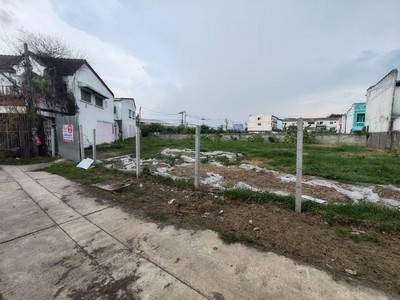 สร้างบ้านหรูบนที่ดินราคาคุ้มค่า! ขายที่ดิน 234 ตร.วา หมู่บ้านวิโรจน์วิลล์ บ้านกล้วยไทรน้อย หน้ากว้าง 20 เมตร