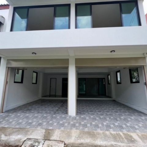 WW117D ขาย บ้านเดี่ยว 3 ชั้น ซอยสุขุมวิท 65 ( เอกมัย 10 ) เดินเพียง 10 ก้าว ถึงปากซอย
