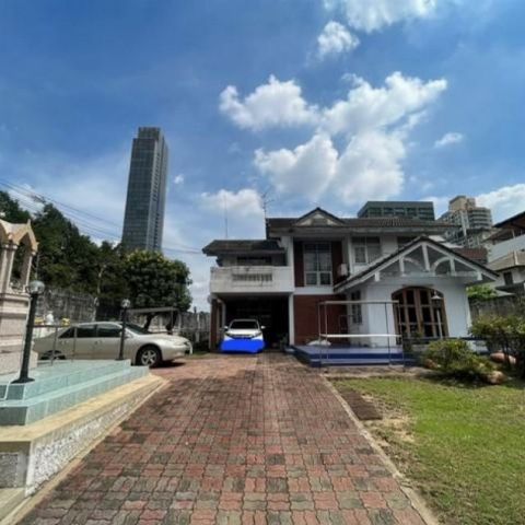 ขายบ้านพร้อมที่ดิน ซ.ทองหล่อ 25 ถนนสุขุมวิท55 เนื้อที่ 136 ตรว.3 ห้องนอน 3 ห้องน้ํา เดินทางสะดวก ผังที่ดินสีน้ำตาล ย.9-19 ใกล้ BTS ทองหล่อ