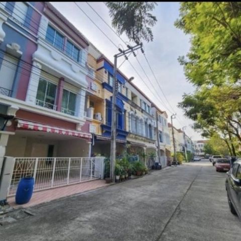 ให้เช่าทาวน์โฮม 3ชั้น บ้านกลางเมือง บริติชทาวน์-ศรีนครินทร์ ใกล้เซ็นทรัลบางนา บิ๊กซีศรีนครินทร์ พร้อมเฟอร์นิเจอร์บิวท์อินน์