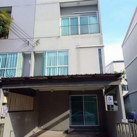 WW162 ขาย ทาวน์โฮม ในโครงการพาทิโอ พัฒนาการ 38 (Patio Phatthanakan 38) , บ้านหลังมุม