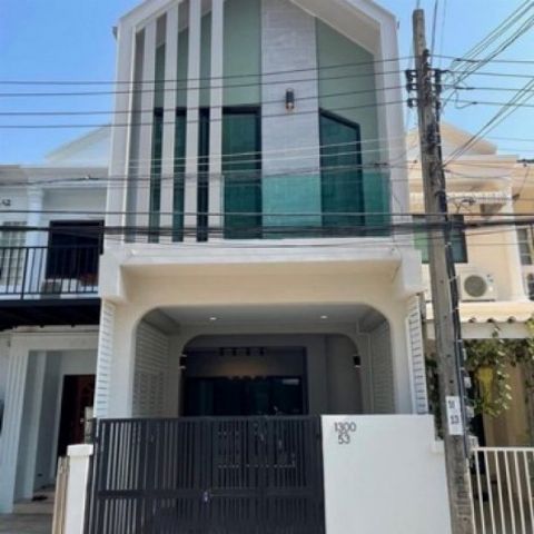 LV52655 ขาย ทาวน์เฮ้าส์ 2 ชั้น หมู่บ้านพรประดิษฐ์ สุขุมวิท 50 ตรงข้าม คอนโด พันดาว ใกล้ BTS อ่อนนุช
