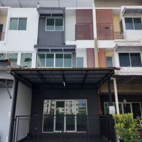 ขายทาวน์เฮ้าส์ 3 ชั้น   โครงการ ปริญ รามอินทรา-วัชรพล  เขตบางเขน กรุงเทพฯ ห่างจาก ตลาดนัดเลียบด่วนรามอินทรา 4.6 กม.