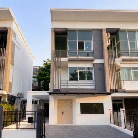 ให้เช่าทาวน์โฮม 3 .5 ชั้นแปลงมุม 4 ห้องนอน นาคนิวาส 48 ลาดพร้าว71 รีโนเวทแล้วใหม่พร้อมอยู่