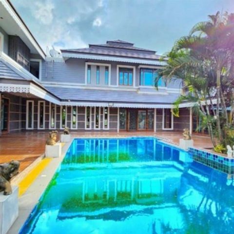 ชลบุรี ให้เช่าคฤหาสน์พูลวิลล่าหรุ 3 ชั้น 3ไร่ 2งาน พร้อมเรือนรับรอง 2 หลัง 802ตรม. โลตัส พนัสนิคม 1กม. กว้างมาก 7นอน 7น้ำ 10แอร์ พานทอง