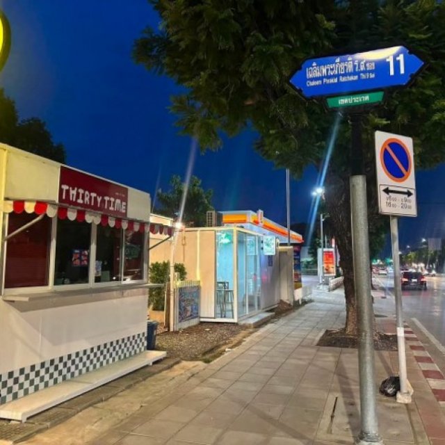 เซ้งร้านอาหาร ถนนเฉลิมพระเกียรติ ร.9 ประเวศ มีที่จอดรถ ติดปั๊มน้ำมัน พื้นที่รวม 200 ตรว.